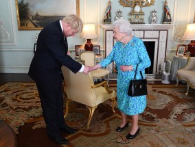 英国前首相鲍里斯·约翰逊称，英国女王伊丽莎白二世患有骨癌